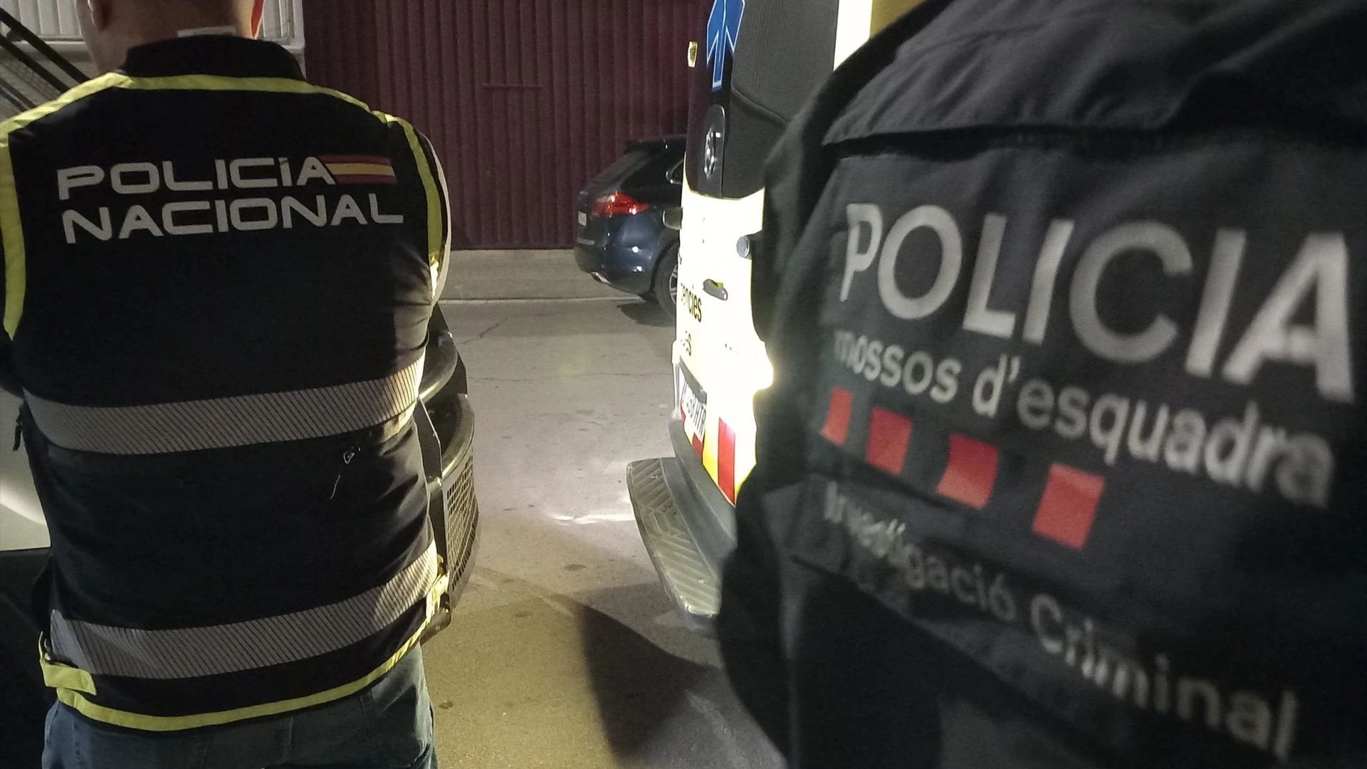 Un agente de los Mossos d'Esquadra y otro de la Policía Nacional en una fotografía de archivo.