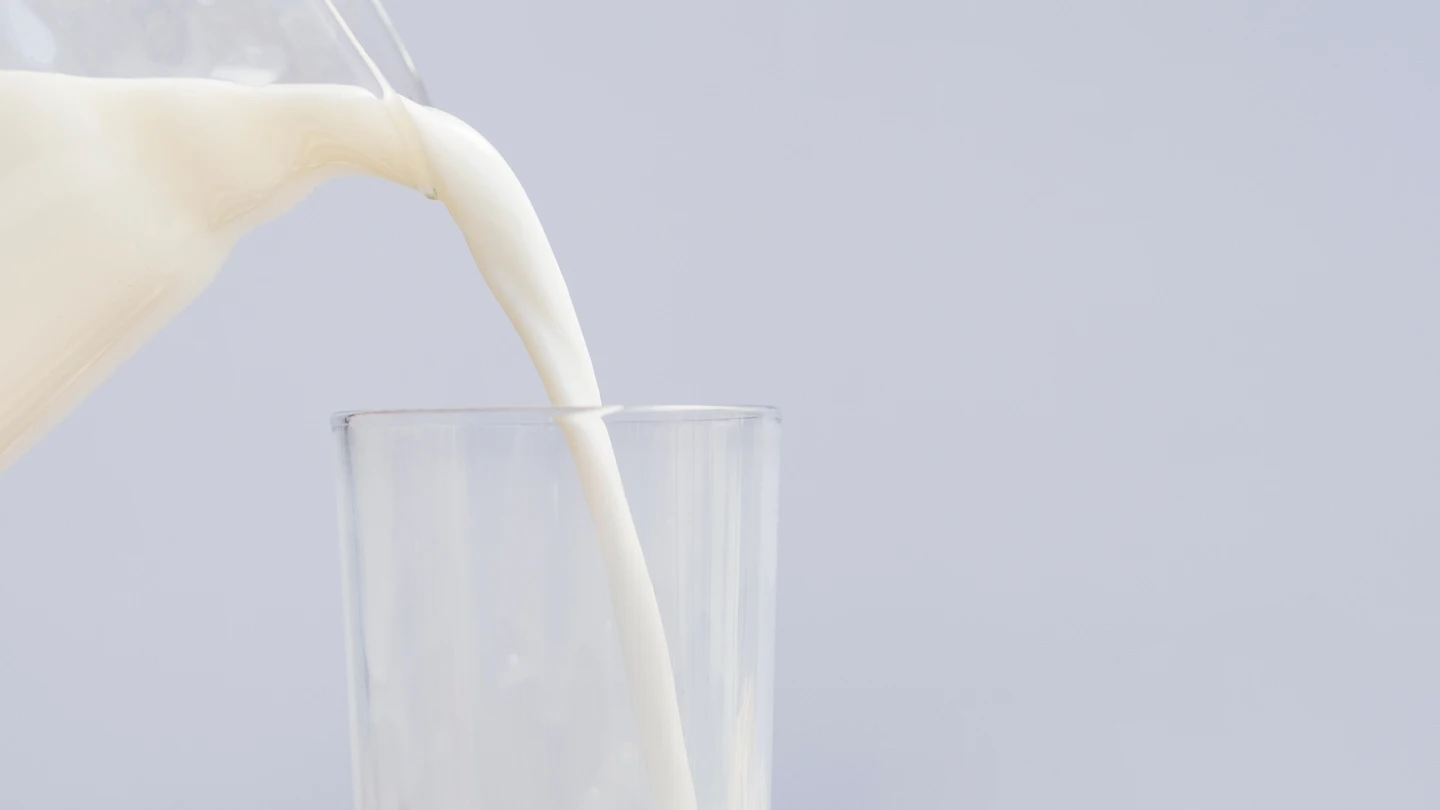 Un vaso de leche. Un vaso de leche.