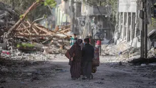 Palestinos caminan por la ciudad de Gaza