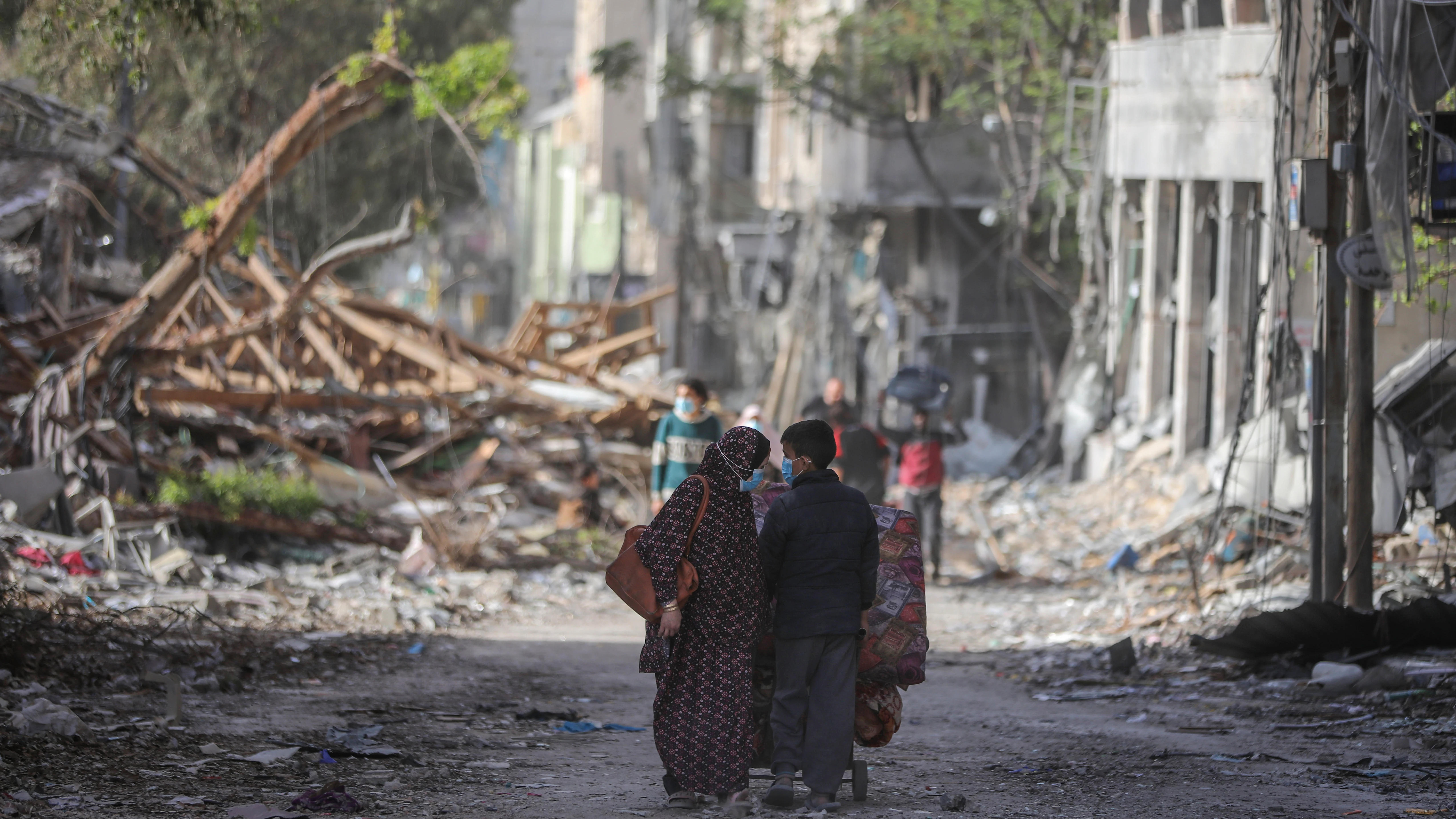 Palestinos caminan por la ciudad de Gaza