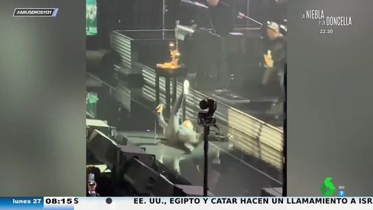 La aparatosa caída de Luis Miguel en pleno concierto en México: "Es para estar tres meses de baja" La aparatosa caída de Luis Miguel en pleno concierto en México: "Es para estar tres meses de baja"
