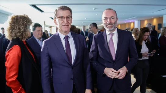 El líder del PP, Alberto Núñez Feijóo, junto con el presidente del Grupo Popular Europeo, Manfred Weber, en Barcelona. El líder del PP, Alberto Núñez Feijóo, junto con el presidente del Grupo Popular Europeo, Manfred Weber, en Barcelona.