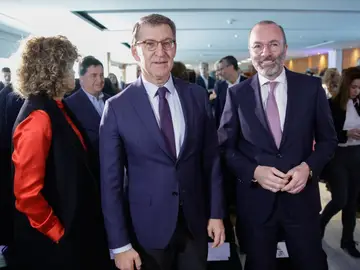 El líder del PP, Alberto Núñez Feijóo, junto con el presidente del Grupo Popular Europeo, Manfred Weber, en Barcelona.