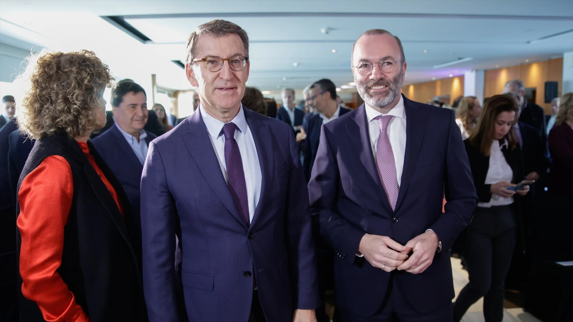 El líder del PP, Alberto Núñez Feijóo, junto con el presidente del Grupo Popular Europeo, Manfred Weber, en Barcelona.
