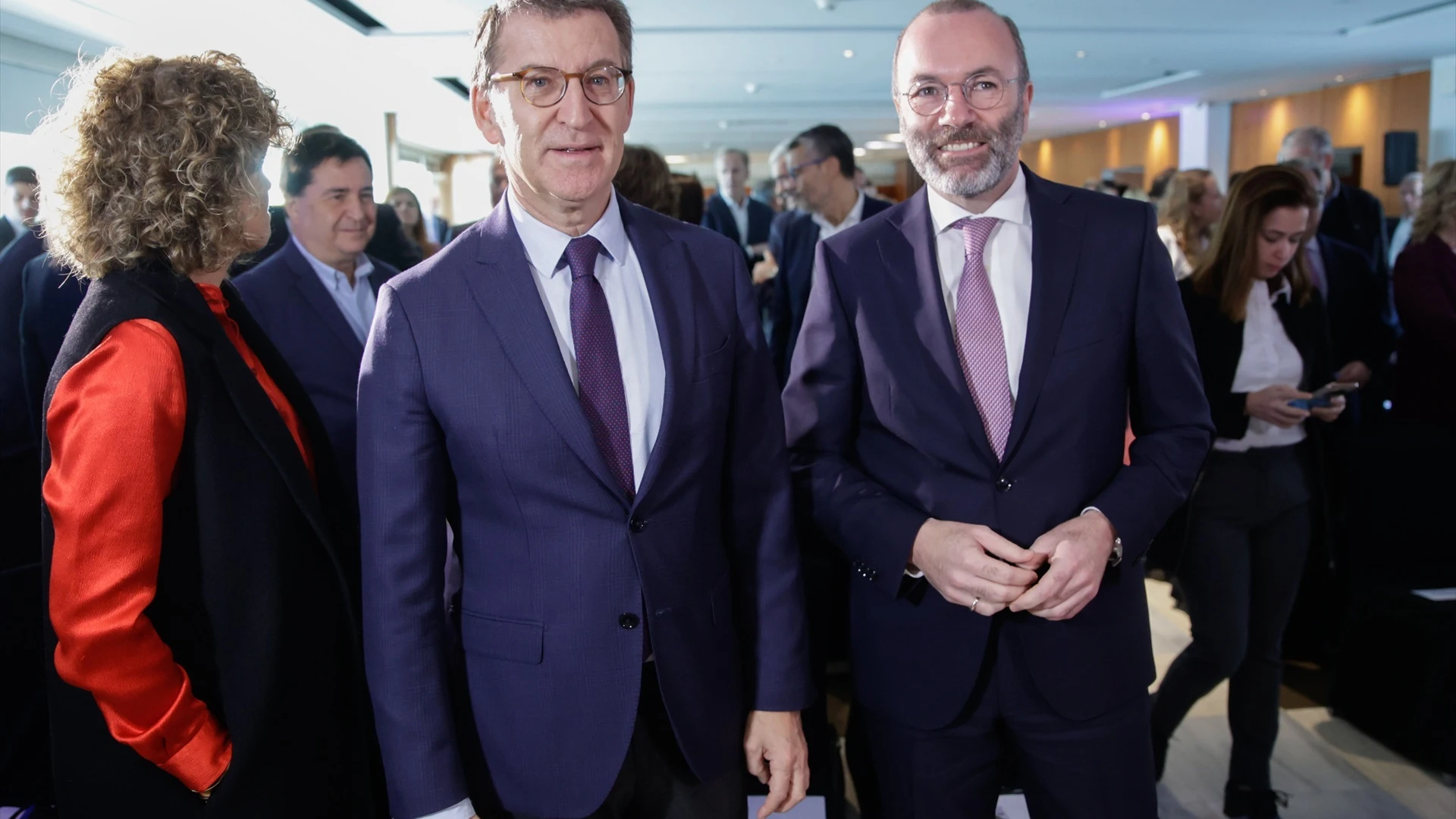 El líder del PP, Alberto Núñez Feijóo, junto con el presidente del Grupo Popular Europeo, Manfred Weber, en Barcelona.