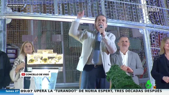 El alcalde de Vigo entona su clásica cuenta atrás trilingüe para el encendido de luces de Navidad: "Nine, eight, siete..." El alcalde de Vigo entona su clásica cuenta atrás trilingüe para el encendido de luces de Navidad: "Nine, eight, siete..."