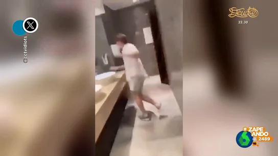 El vídeo viral de la desastrosa noche de un joven en un baño El vídeo viral de la desastrosa noche de un joven en un baño