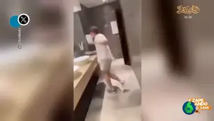 El vídeo viral de la desastrosa noche de un joven en un baño