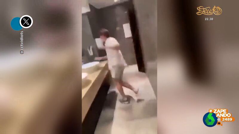 El vídeo viral de la desastrosa noche de un joven en un baño