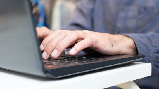 Imagen de archivo de una persona tecleando en un ordenador. Imagen de archivo de una persona tecleando en un ordenador.