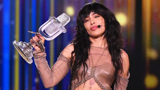 Loreen, de Suecia, aplaude con el trofeo en el escenario tras ganar la 67ª edición del Festival de Eurovisión (ESC) en el M&S Bank Arena. Loreen, de Suecia, aplaude con el trofeo en el escenario tras ganar la 67ª edición del Festival de Eurovisión (ESC) en el M&S Bank Arena.