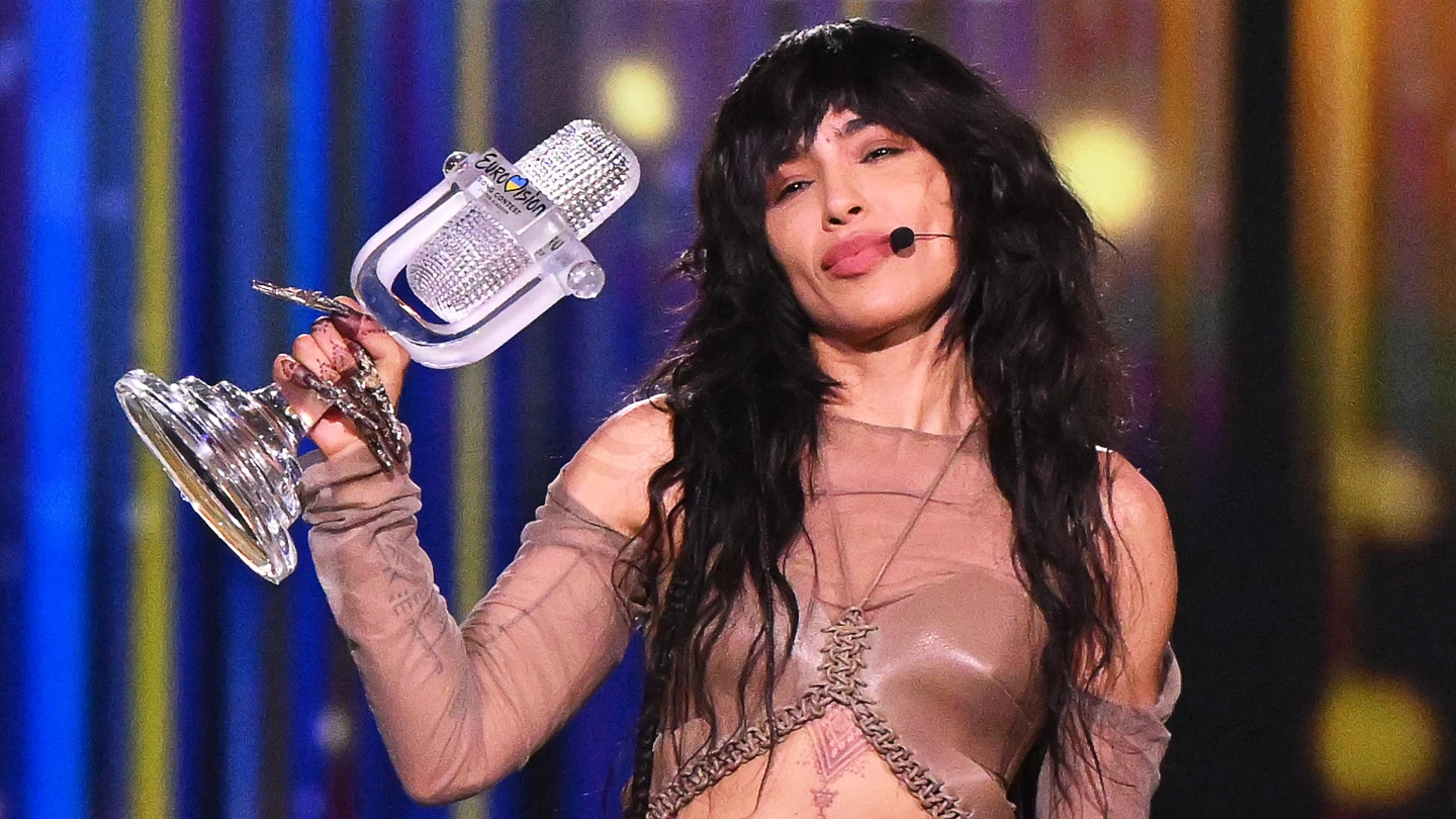 Loreen, de Suecia, aplaude con el trofeo en el escenario tras ganar la 67ª edición del Festival de Eurovisión (ESC) en el M&S Bank Arena. Loreen, de Suecia, aplaude con el trofeo en el escenario tras ganar la 67ª edición del Festival de Eurovisión (ESC) en el M&S Bank Arena.