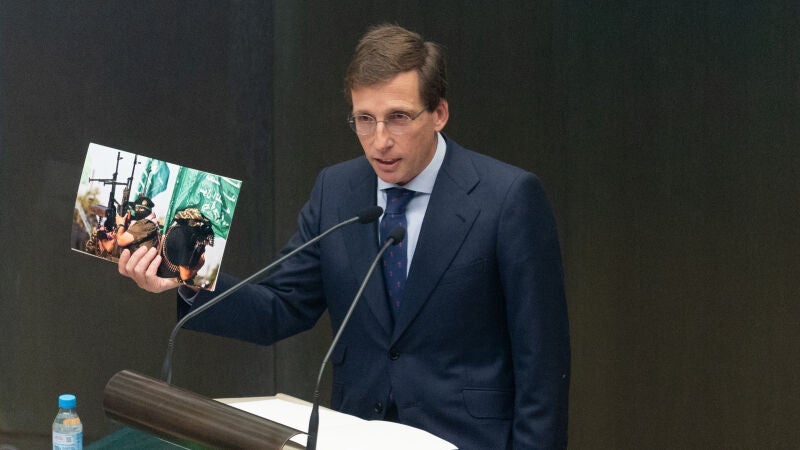 El alcalde de Madrid, José Luis Martínez-Almeida, enseña una foto de terroristas de Hamás