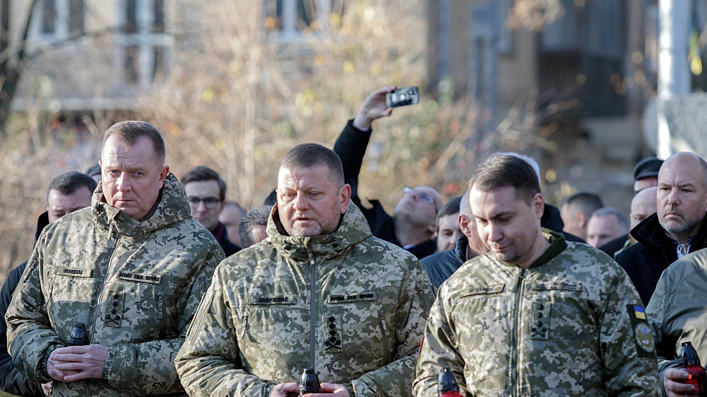 El jefe del Estado Mayor de las Fuerzas Armadas de Ucrania, el teniente general Sergi Shaptala; el comandante en jefe de las FFAA, el general Valeri Zaluzhni; y jefe de la Inteligencia de Defensa de Ucrania. El jefe del Estado Mayor de las Fuerzas Armadas de Ucrania, el teniente general Sergi Shaptala; el comandante en jefe de las FFAA, el general Valeri Zaluzhni; y jefe de la Inteligencia de Defensa de Ucrania.