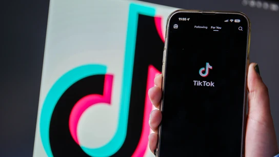 El logotipo de Tik Tok en un smartphone. El logotipo de Tik Tok en un smartphone.