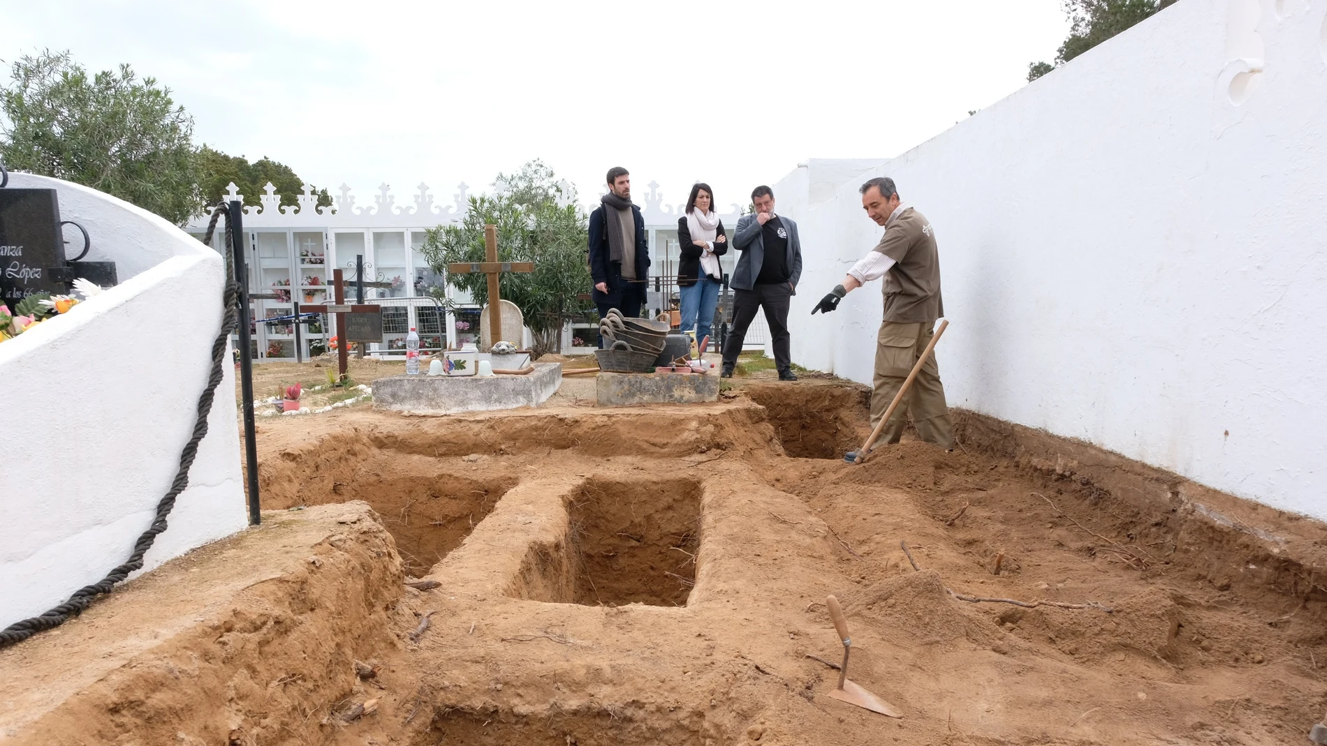 Tareas de exhumación en el cementerio de Sant Francesc, Formentera
