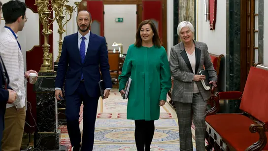 La presidenta del Congreso, Francina Armengol, acompañada por los miembros de la Mesa. La presidenta del Congreso, Francina Armengol, acompañada por los miembros de la Mesa.