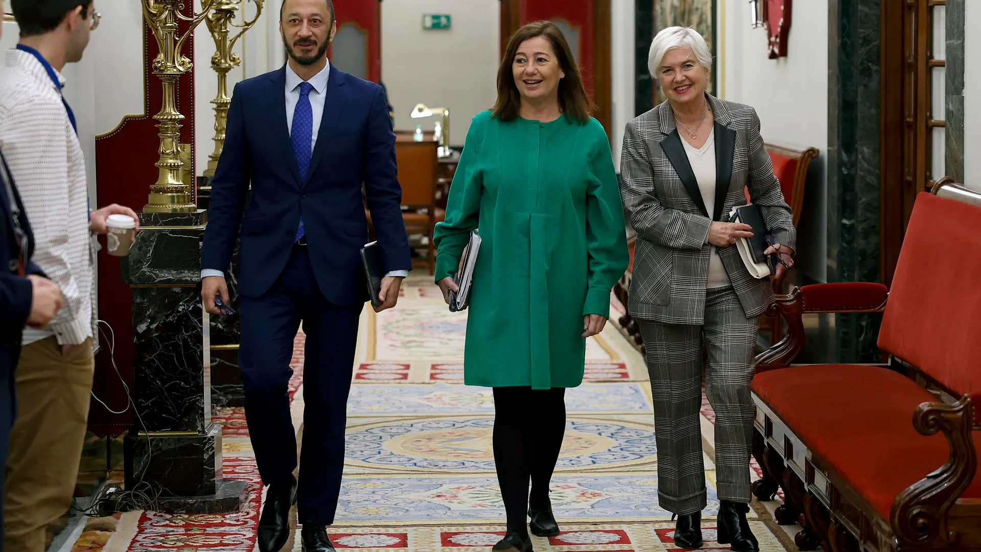 La presidenta del Congreso, Francina Armengol, acompañada por los miembros de la Mesa.