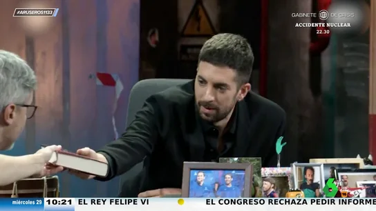 La inesperada reacción de Broncano cuando Juan Gómez-Jurado le dice que sus padres fallecieron cuando escribía sus libros La inesperada reacción de Broncano cuando Juan Gómez-Jurado le dice que sus padres fallecieron cuando escribía sus libros