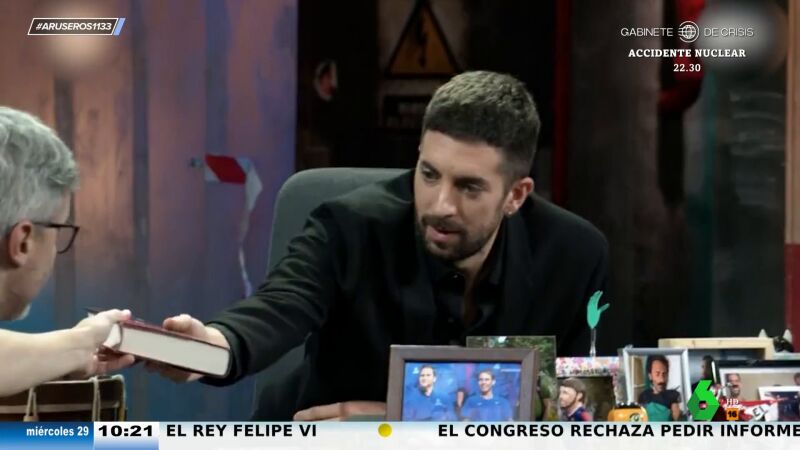 La inesperada reacción de Broncano cuando Juan Gómez-Jurado le dice que sus padres fallecieron cuando escribía sus libros