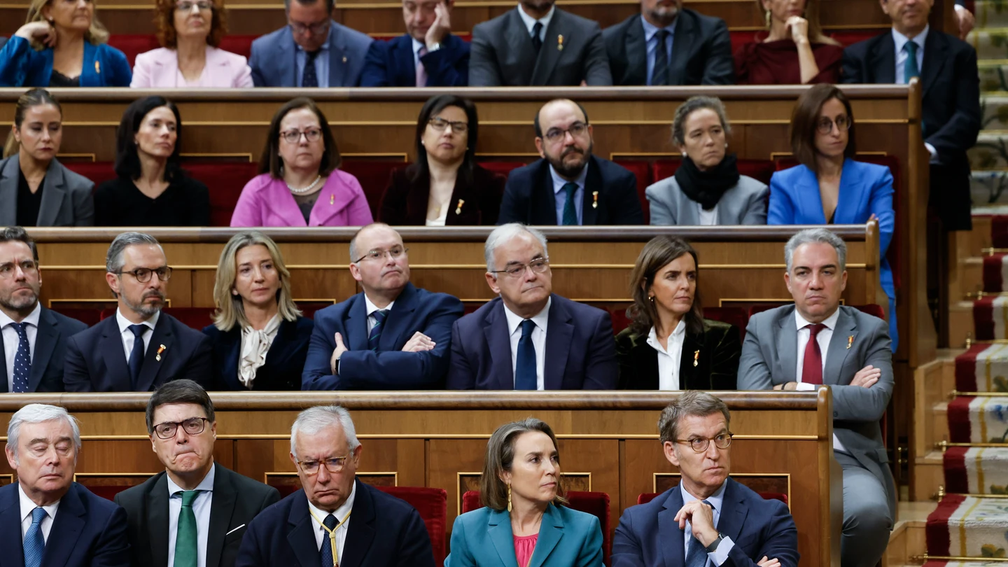 La bancada del PP, de brazos cruzados al escuchar el discurso de Francina Armengol La bancada del PP, de brazos cruzados al escuchar el discurso de Francina Armengol