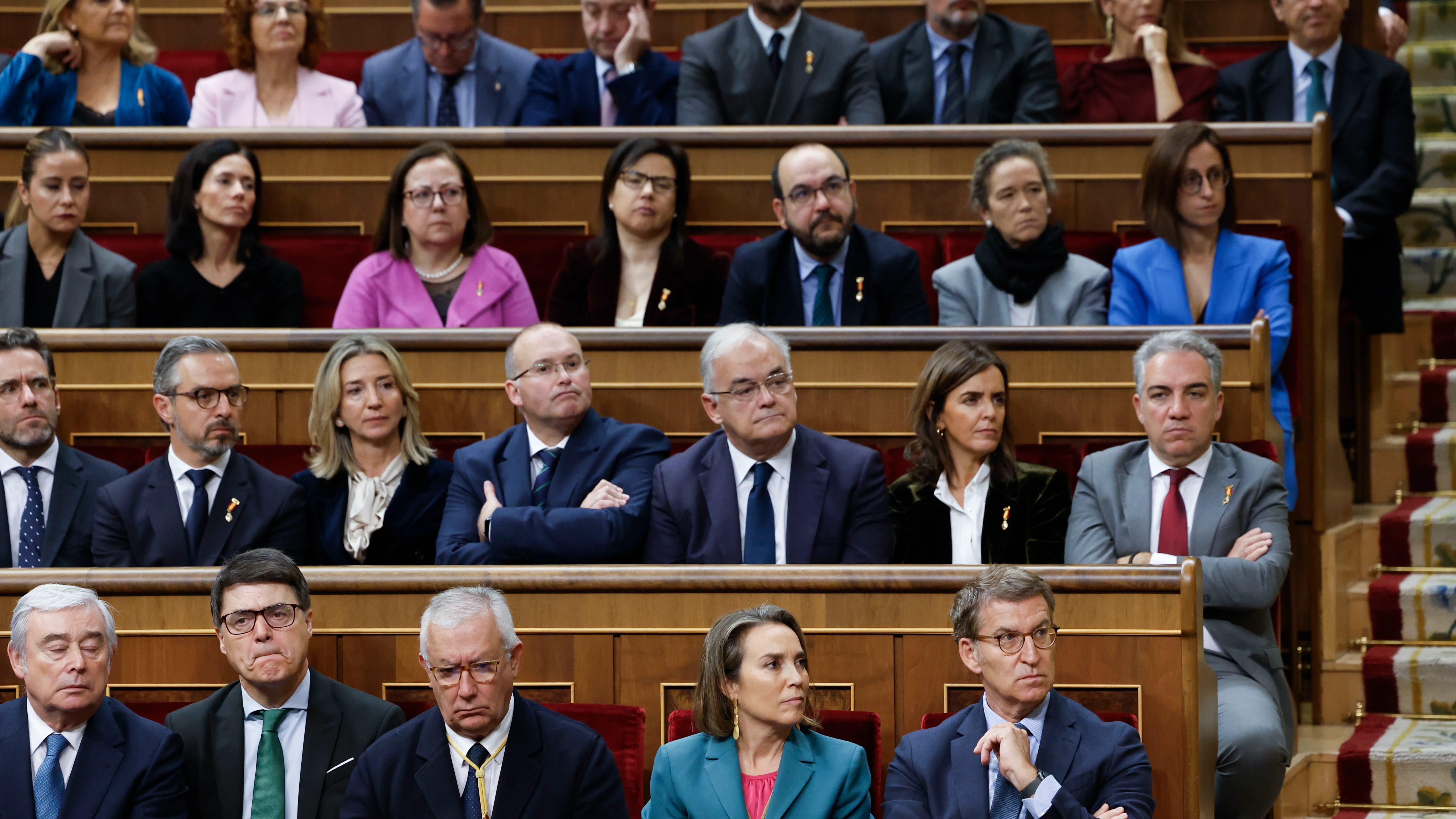 La bancada del PP, de brazos cruzados al escuchar el discurso de Francina Armengol