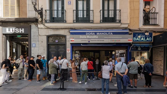 Una importante cola (durante el verano) para comprar Lotería de Navidad en Doña Manolita (Madrid) Una importante cola (durante el verano) para comprar Lotería de Navidad en Doña Manolita (Madrid)