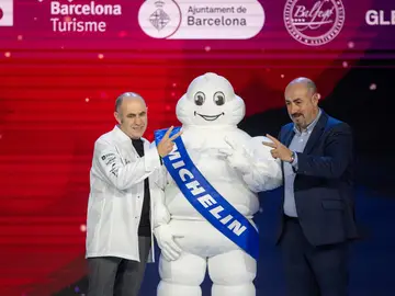El cocinero Ignacio Echapresto y el jefe de sala Carlos Echapresto (hermanos), del restaurante Venta de Moncalvillo (en Daroca de Rioja, La Rioja), que ha ganado la segunda estrella (2 estrellas) en la Guía Michelin 2024