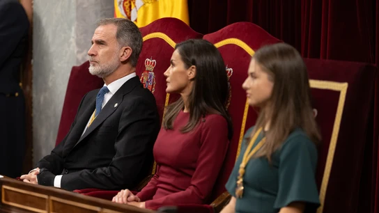 El Rey Felipe; la Reina Letizia y la princesa Leonor durante la Solemne Sesión de Apertura de las Cortes Generales de la XV Legislatura. El Rey Felipe; la Reina Letizia y la princesa Leonor durante la Solemne Sesión de Apertura de las Cortes Generales de la XV Legislatura.