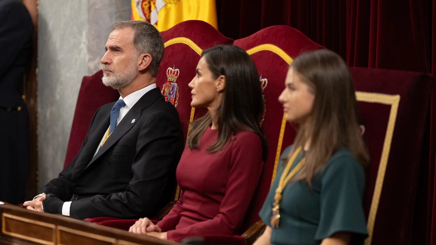 El Rey Felipe; la Reina Letizia y la princesa Leonor durante la Solemne Sesión de Apertura de las Cortes Generales de la XV Legislatura. El Rey Felipe; la Reina Letizia y la princesa Leonor durante la Solemne Sesión de Apertura de las Cortes Generales de la XV Legislatura.
