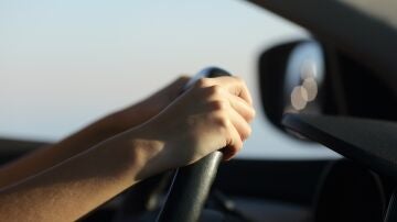 La Guardia Civil recuerda los tres motivos para tocar el claxon del coche y la multa correspondiente a no cumplir la normativa