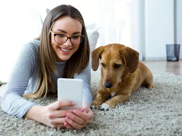Mujer en compañía de tu perro Mujer en compañía de tu perro
