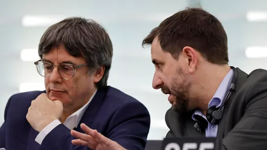 Carles Puigdemont y Antoni Comin asisten a una sesión formal en el Parlamento Europeo en Estrasburgo. Foto de archivo. Carles Puigdemont y Antoni Comin asisten a una sesión formal en el Parlamento Europeo en Estrasburgo. Foto de archivo.