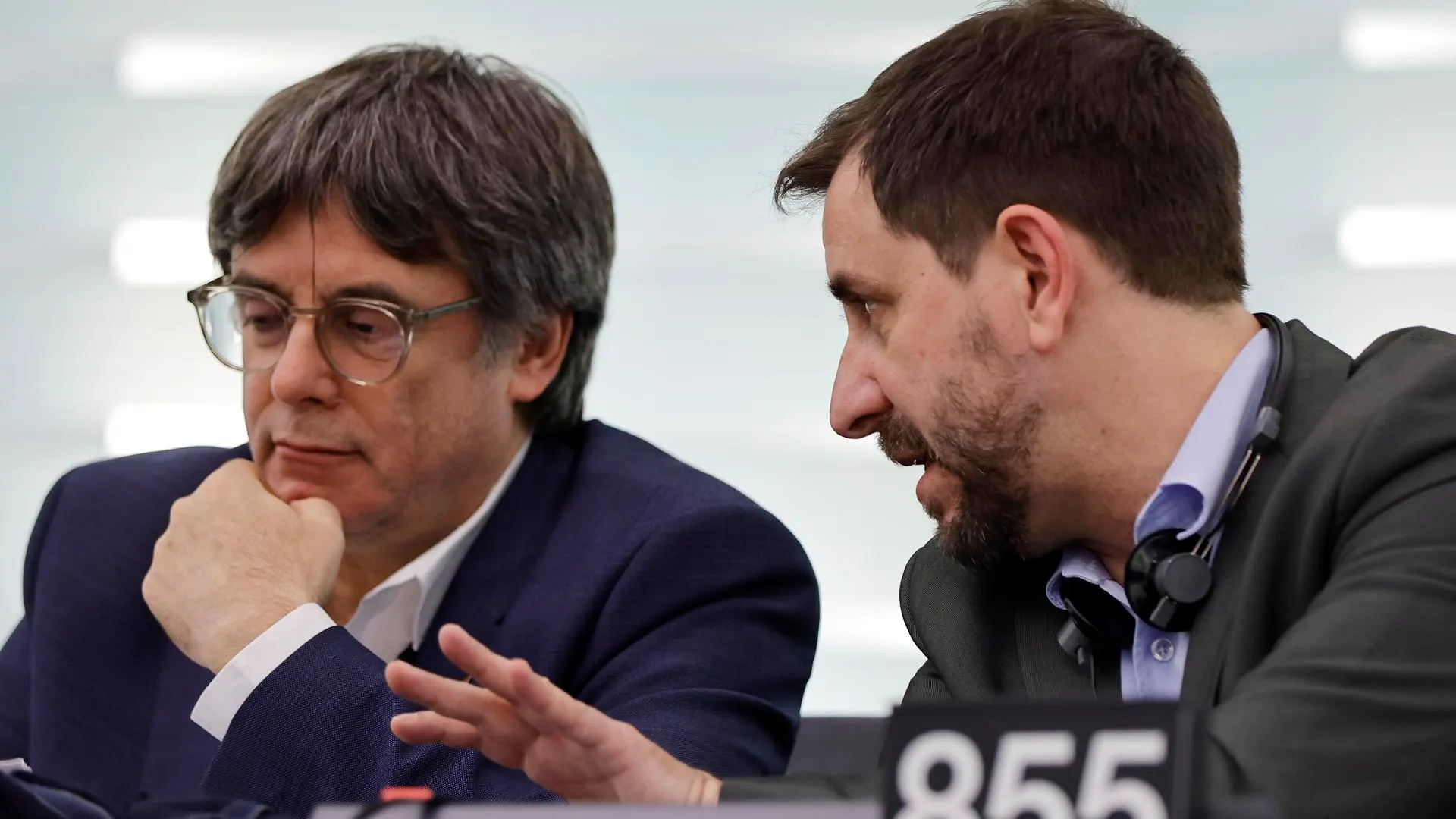 Carles Puigdemont y Antoni Comin asisten a una sesión formal en el Parlamento Europeo en Estrasburgo. Foto de archivo.