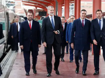 Adrián Barbón, Felipe VI, Pedro Sánchez y Óscar Puente, en la inauguración de la LAV Madrid-Asturias