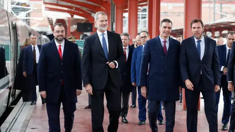 Adrián Barbón, Felipe VI, Pedro Sánchez y Óscar Puente, en la inauguración de la LAV Madrid-Asturias