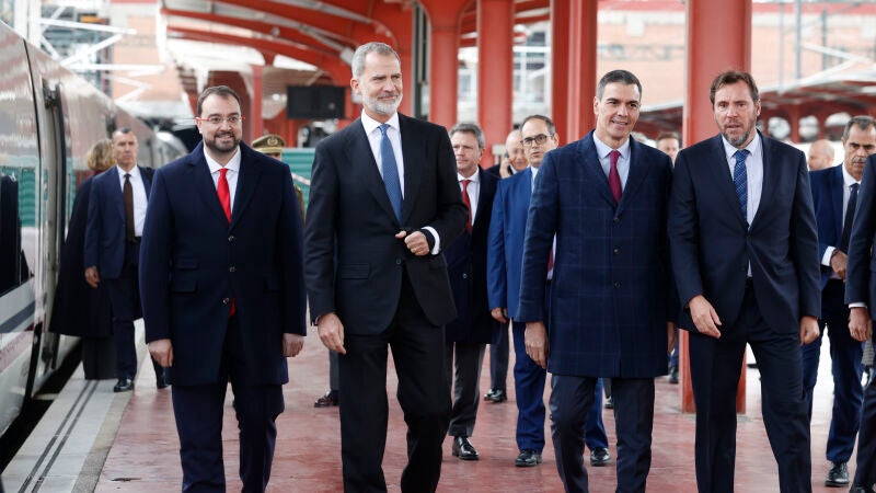 Adrián Barbón, Felipe VI, Pedro Sánchez y Óscar Puente, en la inauguración de la LAV Madrid-Asturias