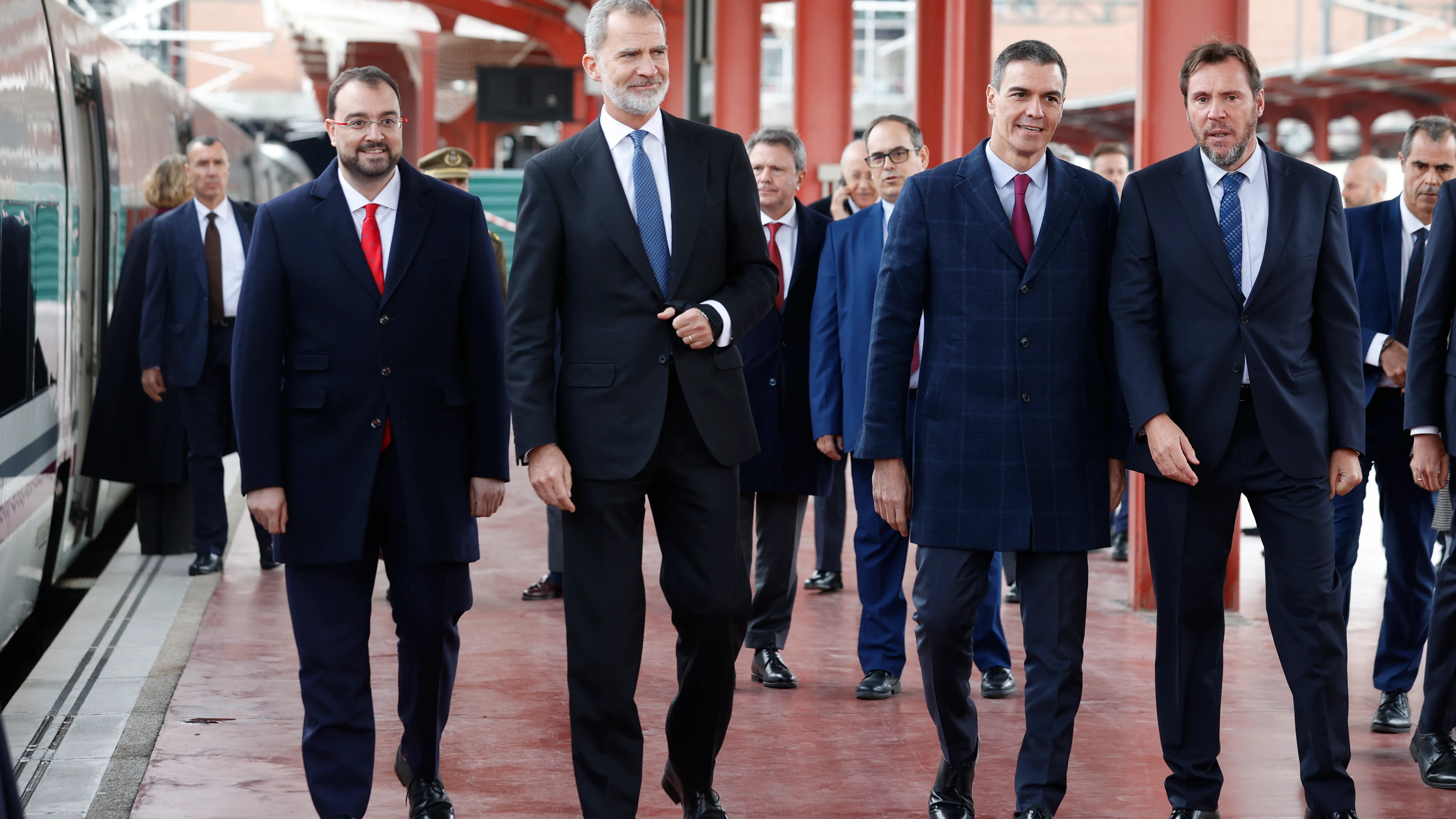 Adrián Barbón, Felipe VI, Pedro Sánchez y Óscar Puente, en la inauguración de la LAV Madrid-Asturias