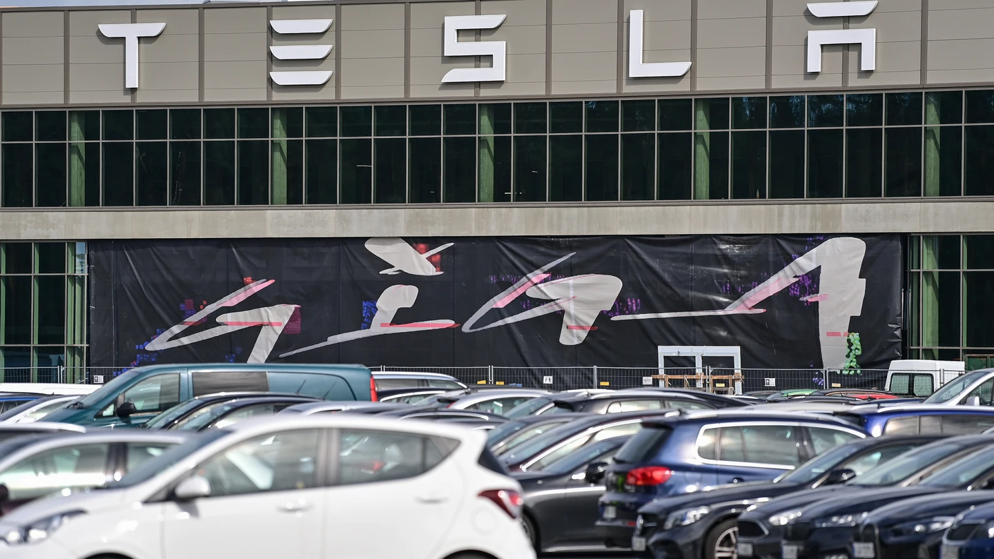 La entrada principal de la fábrica Tesla Gigafactory Berlin Brandenburg en Gruenheide. La entrada principal de la fábrica Tesla Gigafactory Berlin Brandenburg en Gruenheide.