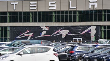 La entrada principal de la fábrica Tesla Gigafactory Berlin Brandenburg en Gruenheide.
