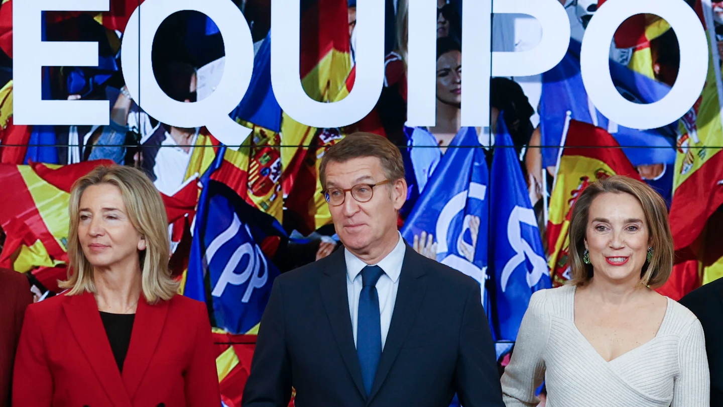 El presidente del PP, Alberto Núñez Feijóo, junto Cuca Gamarra, secretaria general, y Alicia García, portavoz del PP en el Senado El presidente del PP, Alberto Núñez Feijóo, junto Cuca Gamarra, secretaria general, y Alicia García, portavoz del PP en el Senado