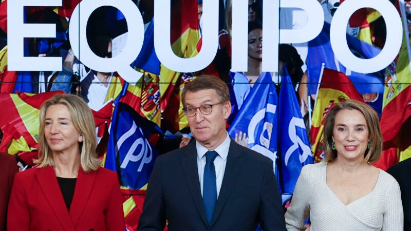 El presidente del PP, Alberto Núñez Feijóo, junto Cuca Gamarra, secretaria general, y Alicia García, portavoz del PP en el Senado