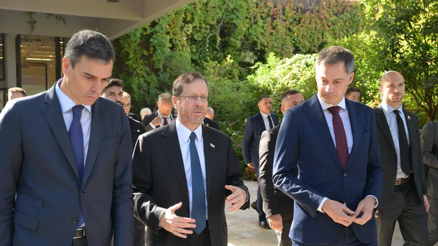 El Presidente de Israel, Isaac Herzog, se reúne con el Primer Ministro de España, Pedro Sánchez, y con el Primer Ministro de Bélgica, Alexander De Croo, en la sede de la Presidencia israelí. El Presidente de Israel, Isaac Herzog, se reúne con el Primer Ministro de España, Pedro Sánchez, y con el Primer Ministro de Bélgica, Alexander De Croo, en la sede de la Presidencia israelí.