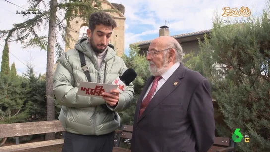 El alcalde del pueblo con el nombre más largo de España, cuando Isma Juárez le desvela el del mundo 'Un país en la riñonera' lleva a Isma Juárez hasta Gargantilla del Lozoya y Pinilla de Buitrago, el pueblo con el nombre más largo de España, para hablar con sus vecinos y el alcalde, al que desvela que en Gales hay una localidad que le supera.