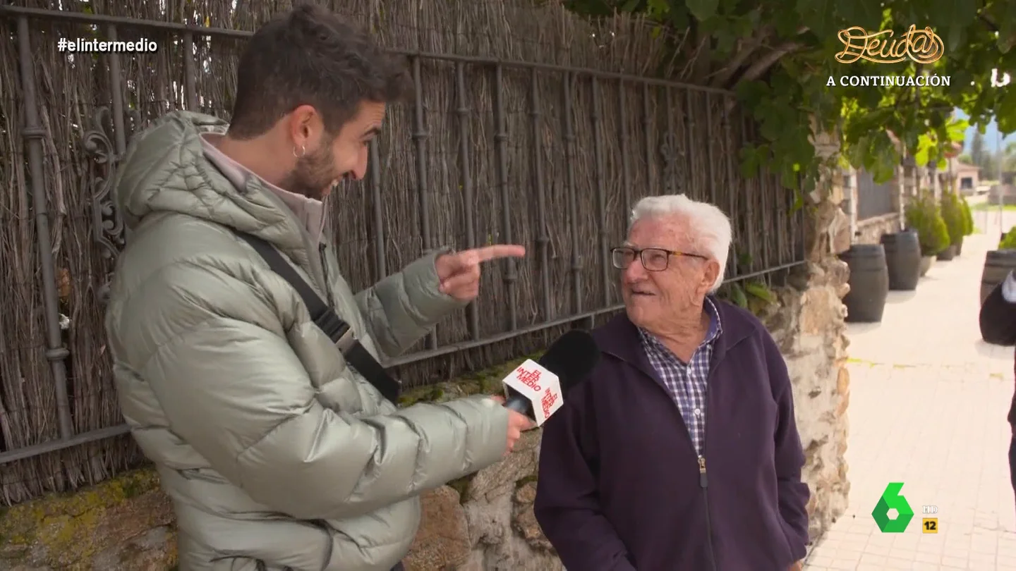 La reacción de Isma Juárez cuando un pinillano de pro le da un nombre falso "No creas que todo el mundo tiene categoría para ser pinillano", afirma rotundo a Isma Juárez un vecino de Gargantilla del Lozoya y Pinilla de Buitrago, que en este vídeo además de cargar contra el alcalde, le explica su truco para hacer un 'simpa'.