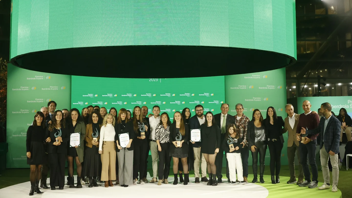 Foto de familia de los premiados en la IV edición de los Premios Iberdrola Supera. Foto de familia de los premiados en la IV edición de los Premios Iberdrola Supera.