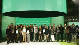 Foto de familia de los premiados en la IV edición de los Premios Iberdrola Supera.