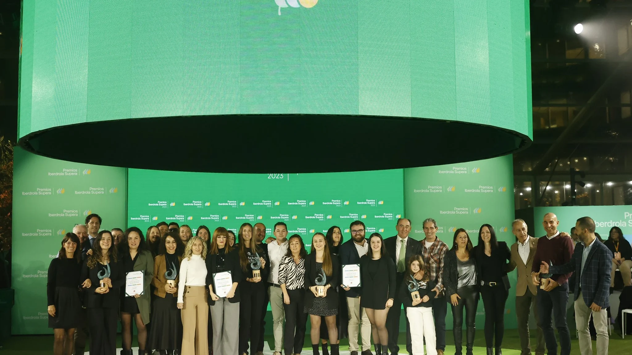 Foto de familia de los premiados en la IV edición de los Premios Iberdrola Supera.