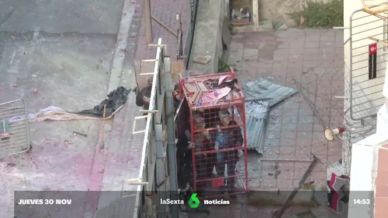 Mossos con la "jaula" durante los desalojos en Barcelona Mossos con la "jaula" durante los desalojos en Barcelona