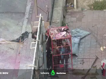 Mossos con la &quot;jaula&quot; durante los desalojos en Barcelona